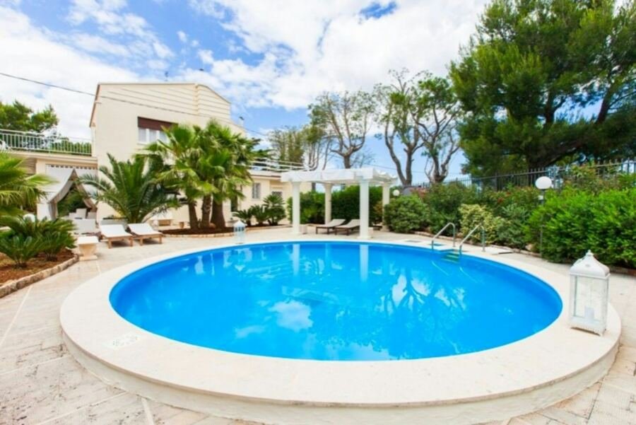 Holiday rental with a pool and pergola